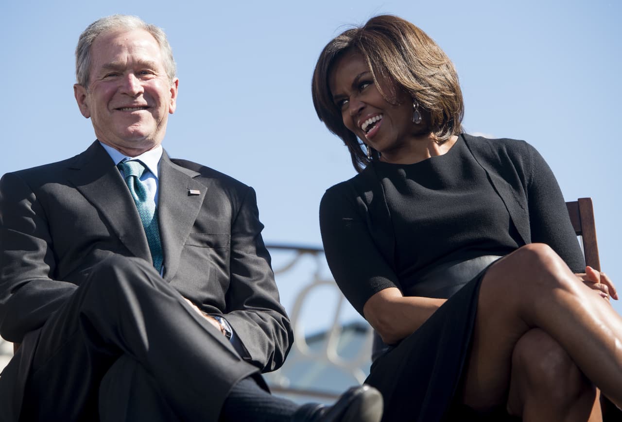 Su amistad, sin embargo, pareció florecer con especial énfasis desde el 7 de marzo de 2015 cuando se sentaron uno junto al otro durante la conmemoración del 50 aniversario de la marcha de los derechos civiles en Selma, Alabama, en la que Michelle Obama no paró de reír y de robarle graciosas carcajadas a Bush, que apenas intentaba mantener la compostura.