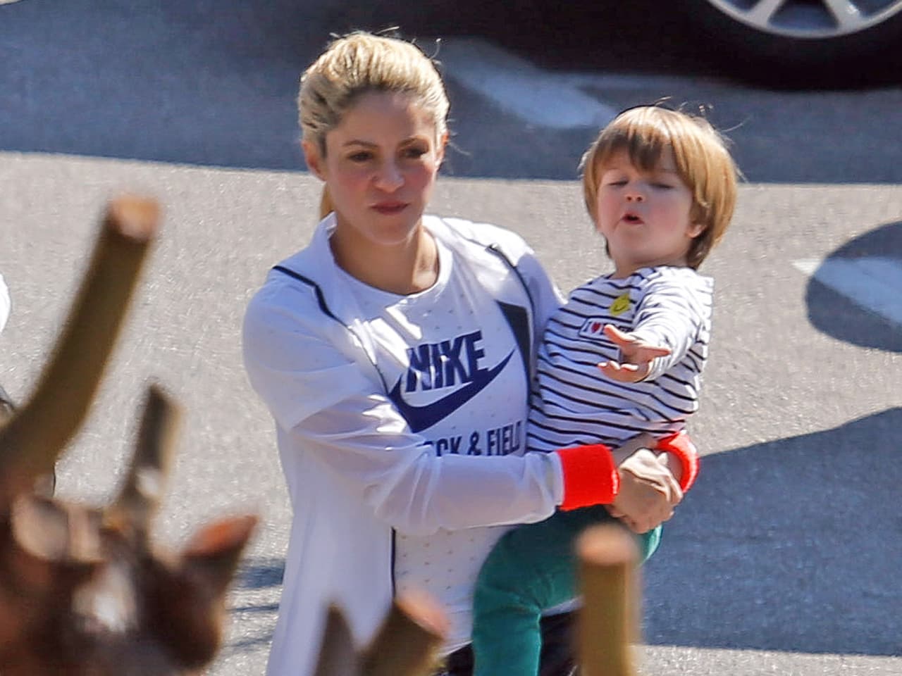 Shakira lleva a su hijo Sasha, de dos años, a clases de natación en Barcelona.