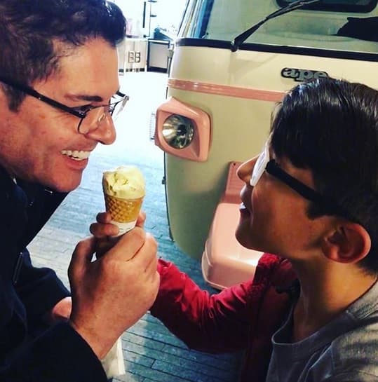 En su 
<b><a href="https://www.instagram.com/ernestolaguardiaoficial/" target="_blank">cuenta de Instagram</a></b>, la estrella de melodramas como 
<b><a href="https://www.univision.com/famosos/muere-maria-zarattini-creadora-de-exitosas-telenovelas-como-sortilegio-y-alborada-fotos" target="_blank">'Alborada' </a></b>suele presumir la felicidad que le da ser padre. 
<br>