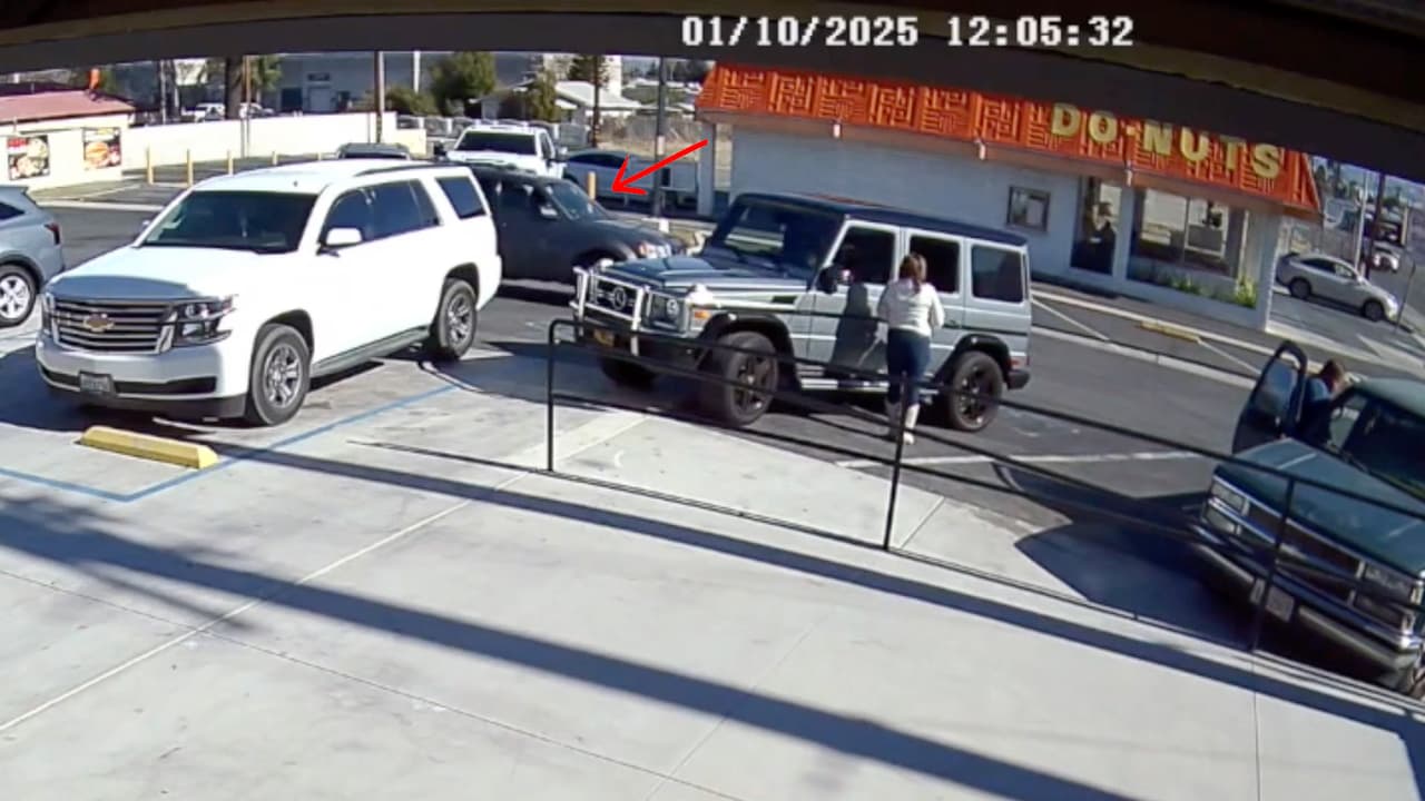 Las imágenes de vigilancia captaron el momento en el que el vehículo de los agresores, quienes ya la esperaban en el estacionamiento, comienza a moverse en cuanto ven a la víctima.