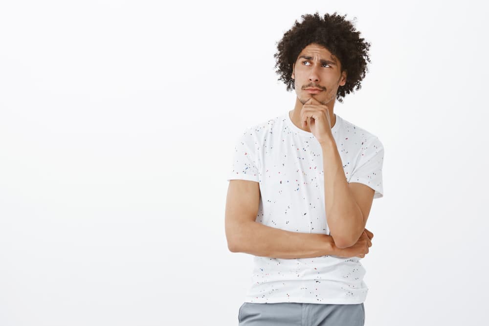 Analiza tu presente y a partir de ese análisis sabrás qué hacer para tu futuro próximo, no te guíes solo por apariencias y confía más en tu corazón a la hora del amor.