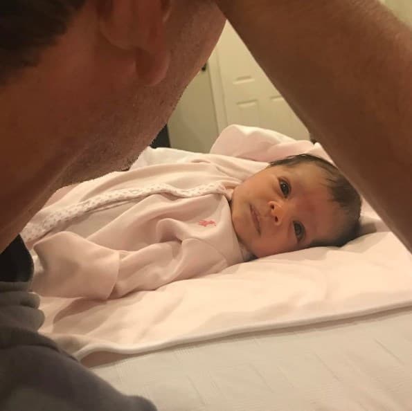 Johnny se derrite de ternura con su nieta Amaia y aprovecha sus redes sociales para compartir fotos así de bellas.