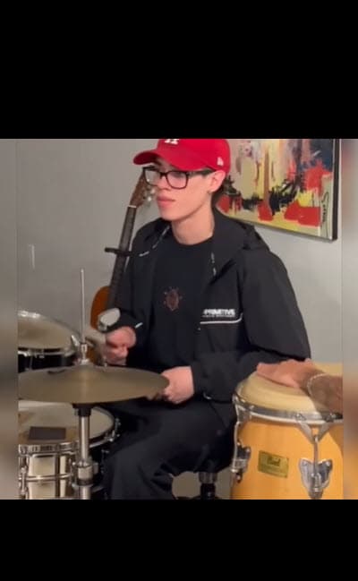 Además, al parecer heredó el talento musical de Marc Anthony. Ryan actualmente tiene 19 años.