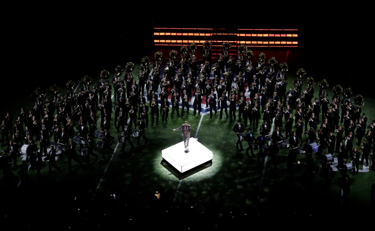 El popular cantante se presentó en el show de medio tiempo del partido entre New England Patriots y Philadelphia Eagles con sus éxitos de hoy y siempre.