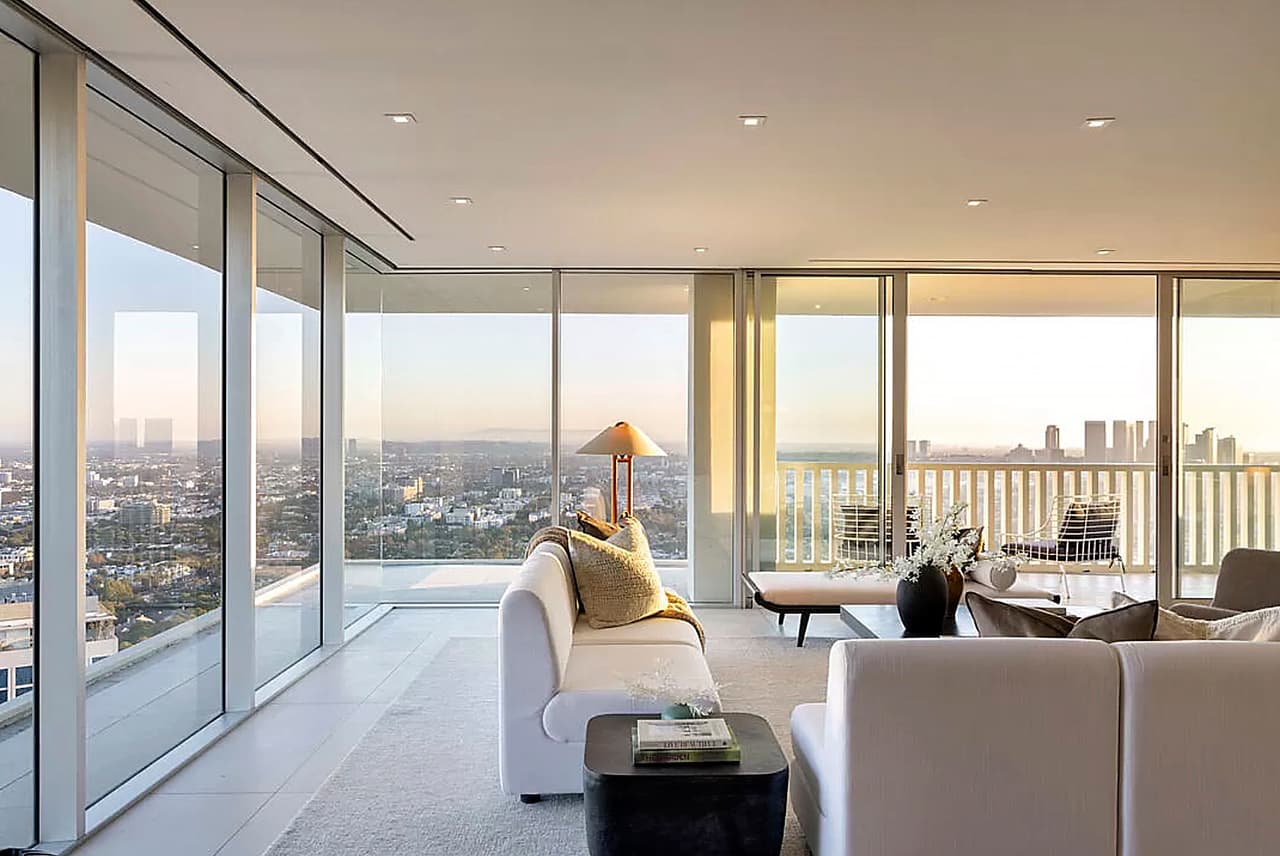 La luz del sur de California entra por las ventanas que rodean al apartamento del piso al techo.