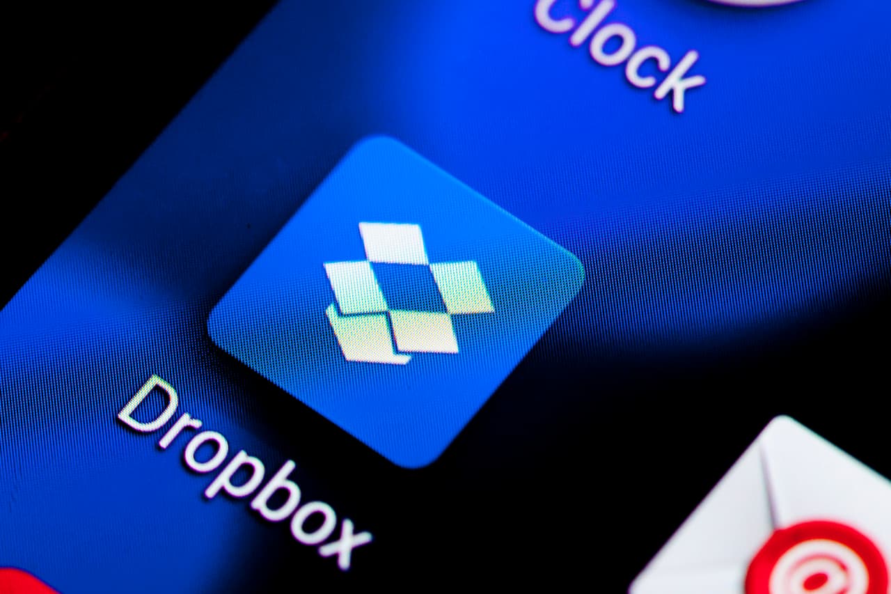 <b>Dropbox.</b> Los casi 3,000 empleados de esta tecnológica, especializada en el envío y almacenamiento de datos, continuarán trabajando de forma remota. Sin embargo, la empresa anunció que ocasionalmente los trabajadores deberán estar presentes para trabajos colaborativos en las oficinas recién renovadas en su sede, rebautizada ‘Dropbox Studios’.
<br>