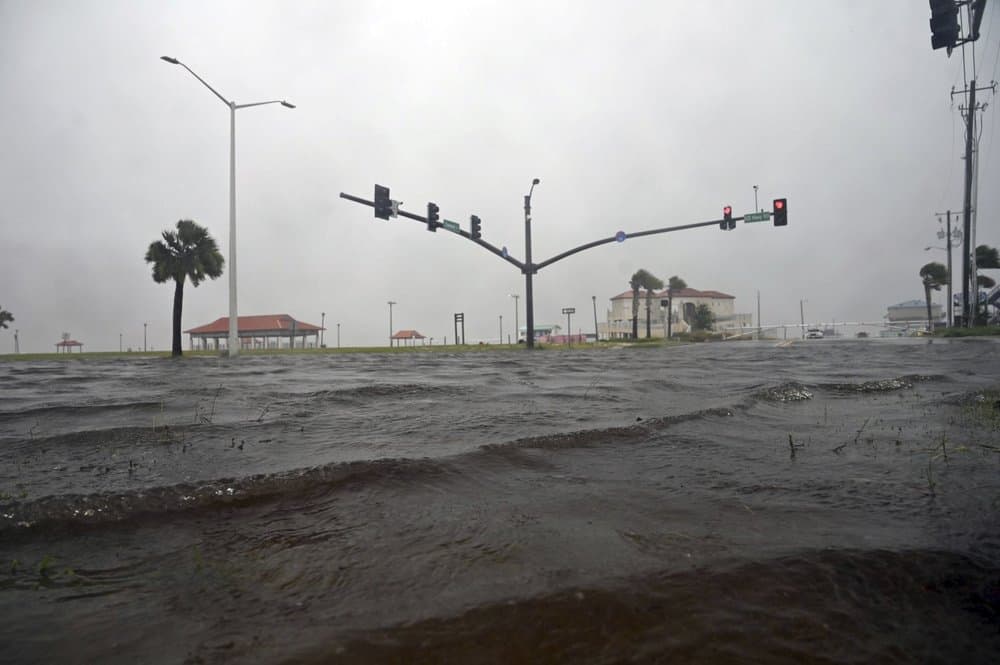 El oleaje de la tormenta cubre la US-90 en Long Beach, Mississippi, en la costa del Golfo de Mississippi, antes de la llegada de la tormenta tropical Cristóbal. En Nueva Orleans no se registraron daños considerables, pero sí hay acumulaciones en algunas áreas aledañas a las costas.