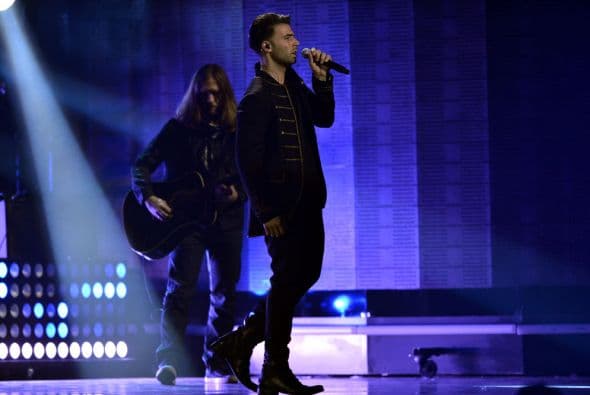 Y también con su increíble voz.