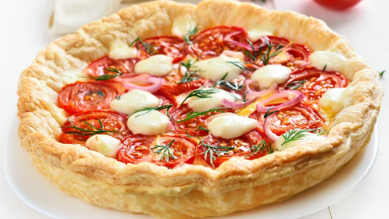 <b>Tomato Pie</b>: Se cree que este plato fue traído a Filadelfia por inmigrantes italianos durante los siglos XIX y XX. El pastel de tomate se hace con una masa esponjosa similar a la focaccia y el relleno se compone de capas de pasta de tomate y se sazona con hierbas y especias.
