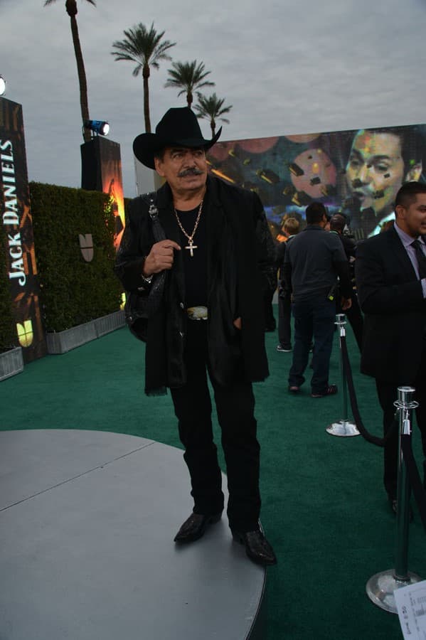 Joan llegó enfundado en un saco negro, botas, sombrero y guitarra negros.