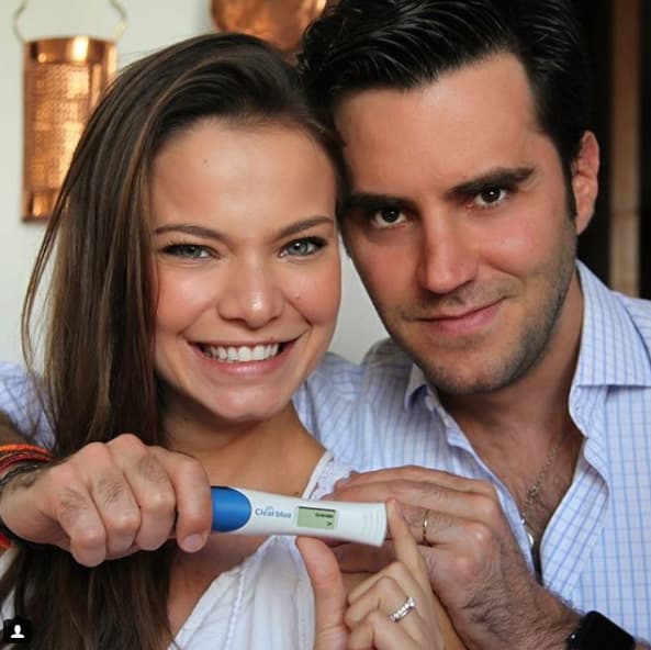 Milena Toscano, quien da vida a Joana en la telenovela 'El rico y Lázaro', compartió esta imagen para anunciar que está embarazada. "¡Ha llegado el momento de vivir el mejor papel de nuestras vidas: ¡el de ser padres! Con el corazón en la mano y desbordando alegría y amor, ahora somos 3", escribió.
<br>