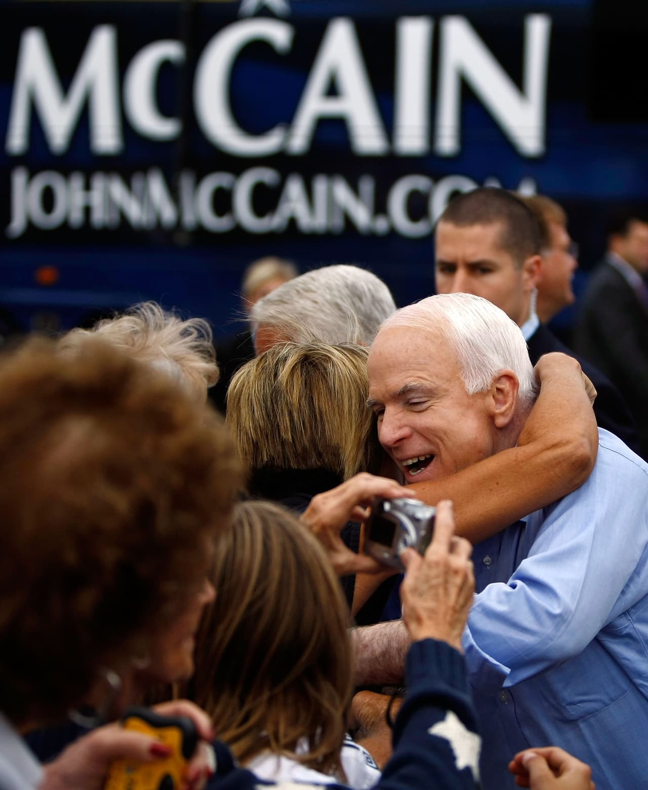 El Candidato republiano John McCain abraza a una partidaria durante un mitin de campaña en Ormond, Florida, en octubre de 2008.
