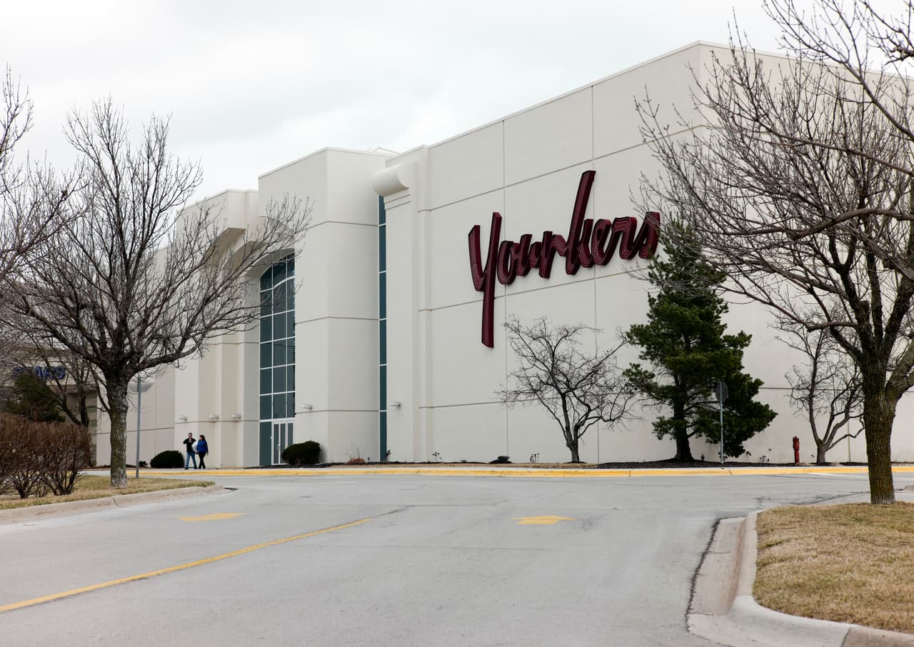<b>Younkers</b> anunció su bancarrota en el 2018 con la consecuente clausura de sus tiendas en todo el país. Ahora funciona como una tienda en línea.