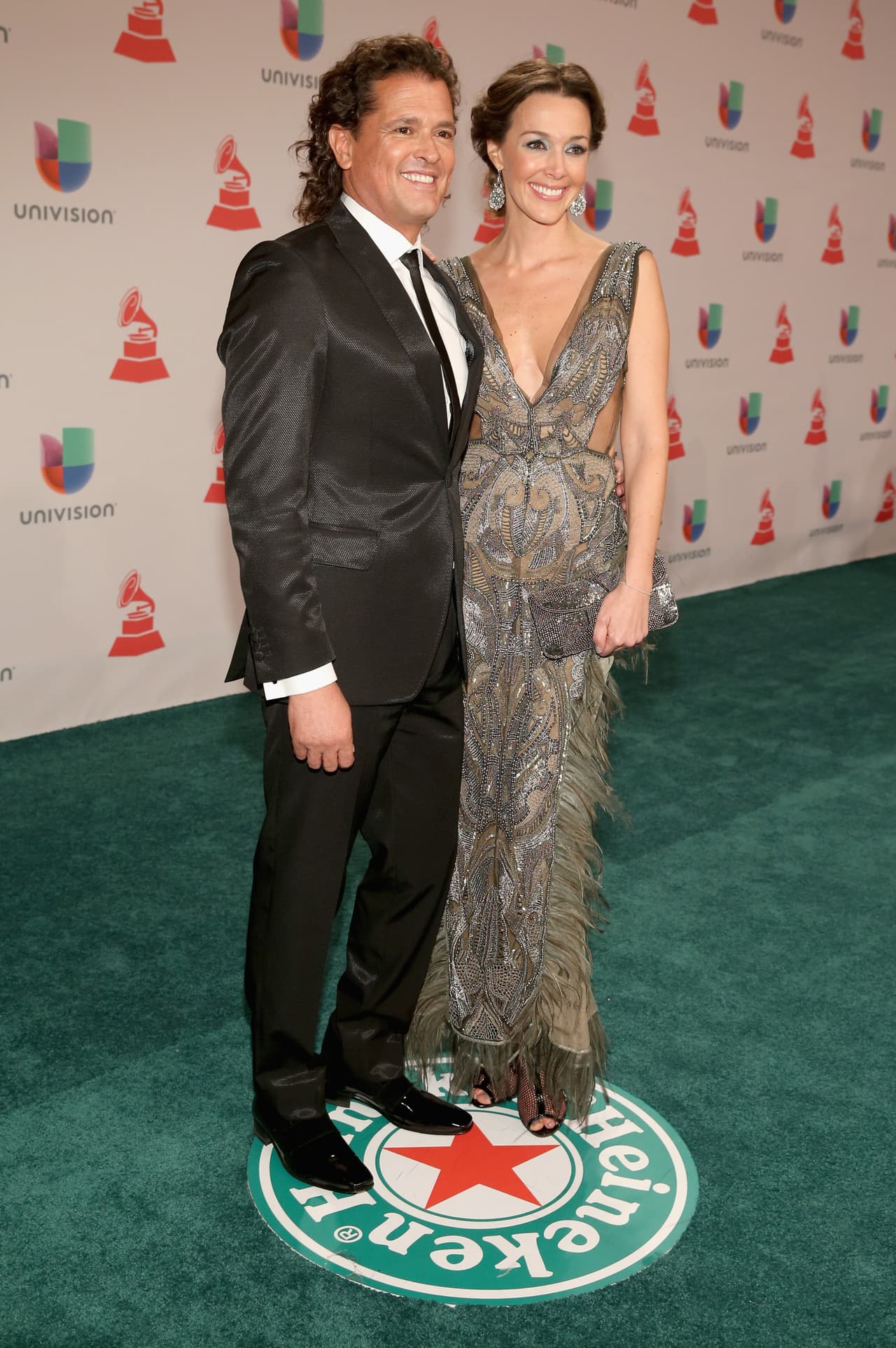 Carlos Vives y su esposa Claudia Elena Vasquez ha sido otra de las parejitas que han caminado por esta alfombra. Ambos están muy enamorados y van juntos a todos lados.