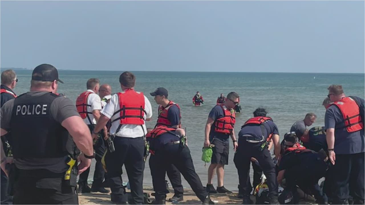 Muere adolescente en Lago Michigan luego que su flotador se volteara