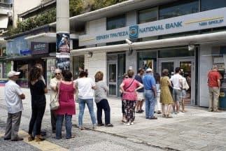Grecia cierra bancos e impone controles a retiros de dinero