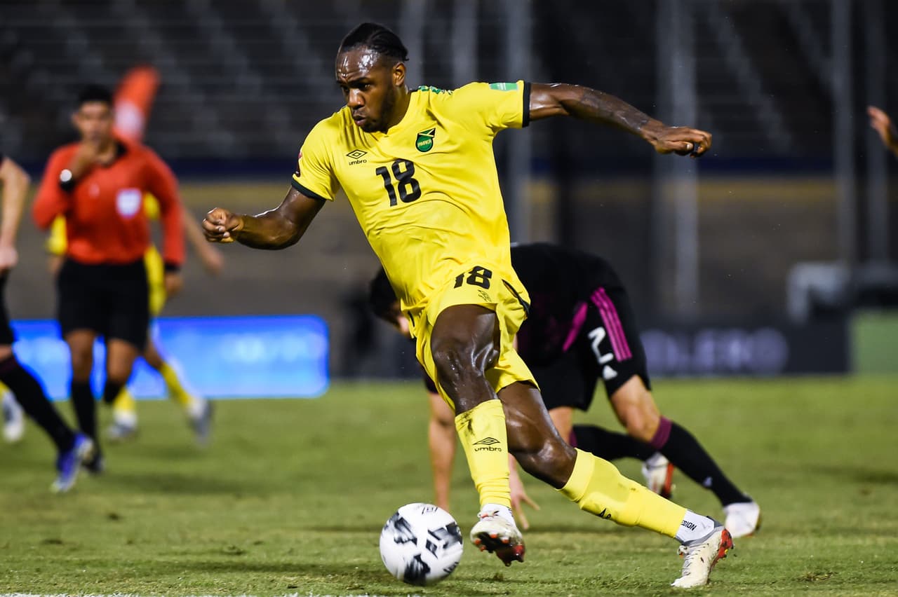 A México le bastan dos minutos para darle la vuelta a Jamaica y vencer 1-2 en Kingston.