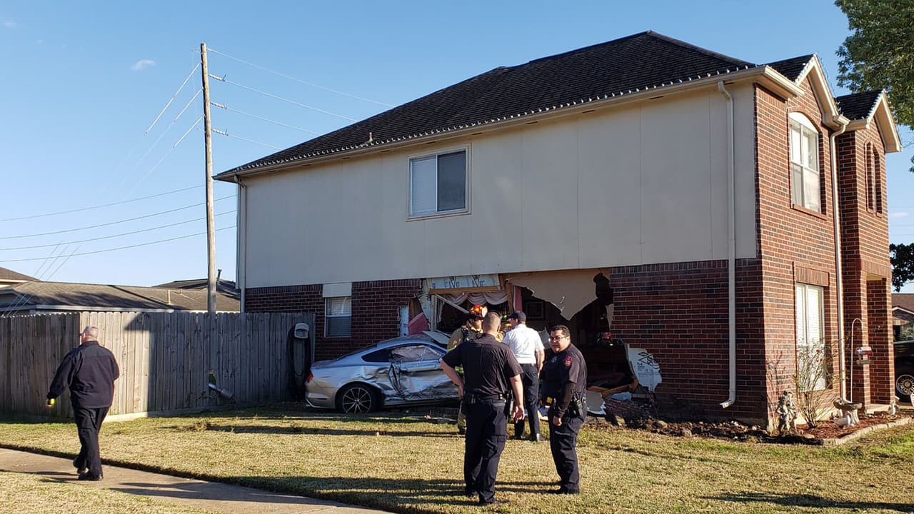 Un automóvil se estrella contra una casa en el área de Atascocita
