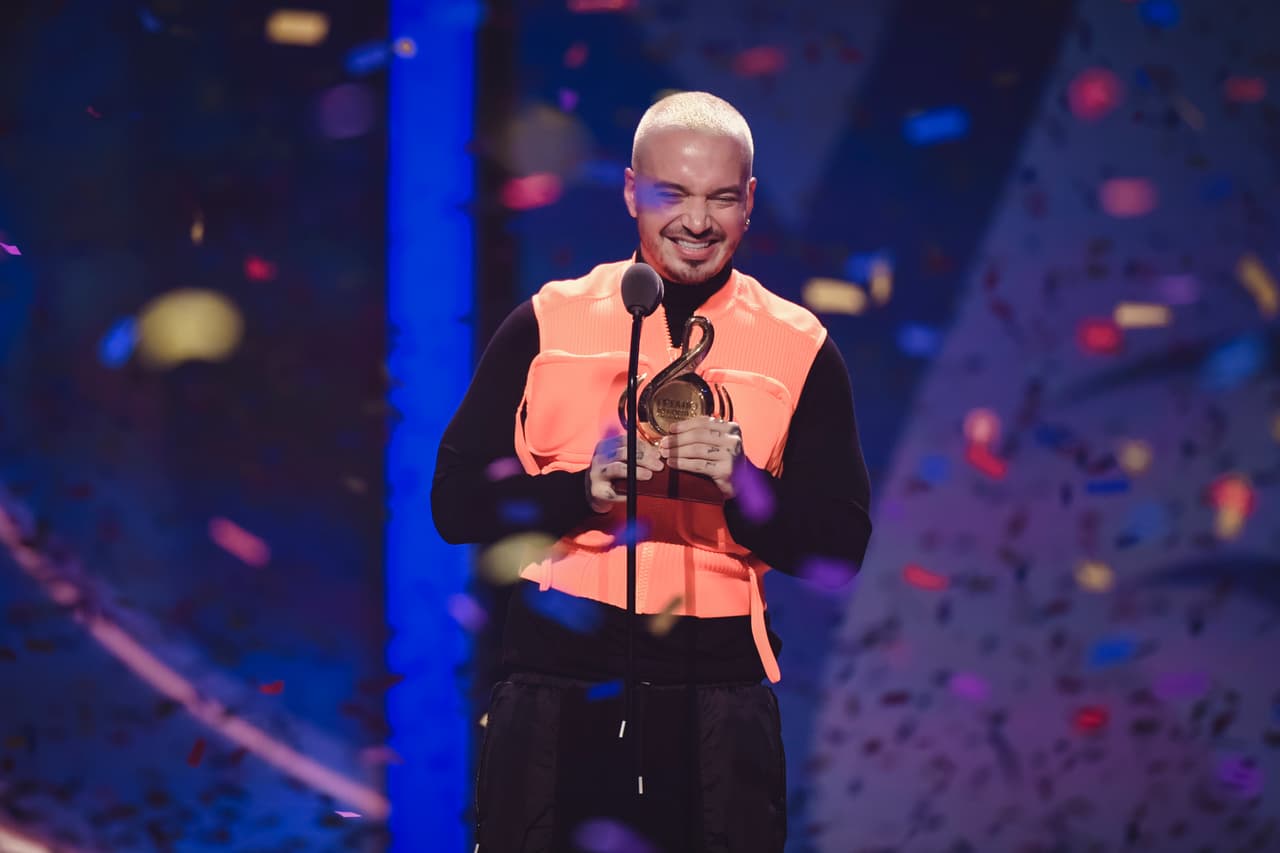 J Balvin se llevó a casa los galardones a
<b> Artista Premio del Año </b>y
<b>Artista Social del Año</b>.