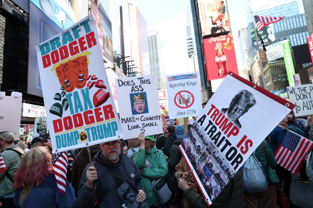 Específicamente en Nueva York, los participantes se oponen a los recortes en servicios esenciales como salud, educación y protección ambiental.
