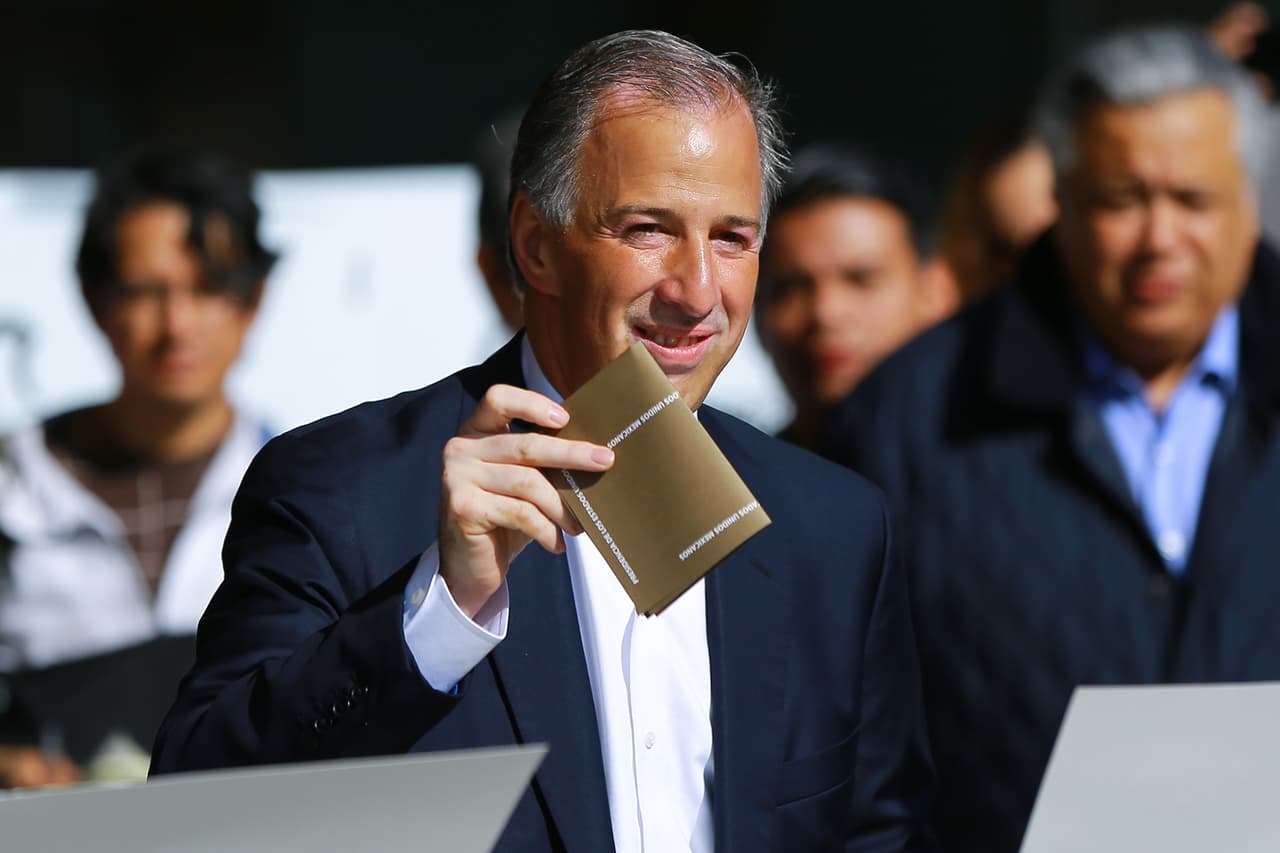 Meade llegó alrededor de las 9:47 AM, hora local, a la casilla ubicada en la la colonia Chimalistac, en la Ciudad de México.