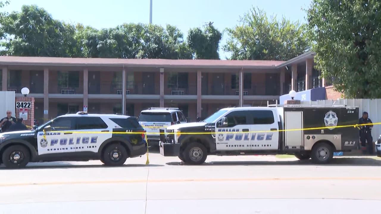 Decenas de policías rodearon el Downtown Suites, un motel ubicado en Samuell Boulevard, al este de Dallas, tras una llamada de emergencia que alertaba sobre un hombre asesinado en el lugar.