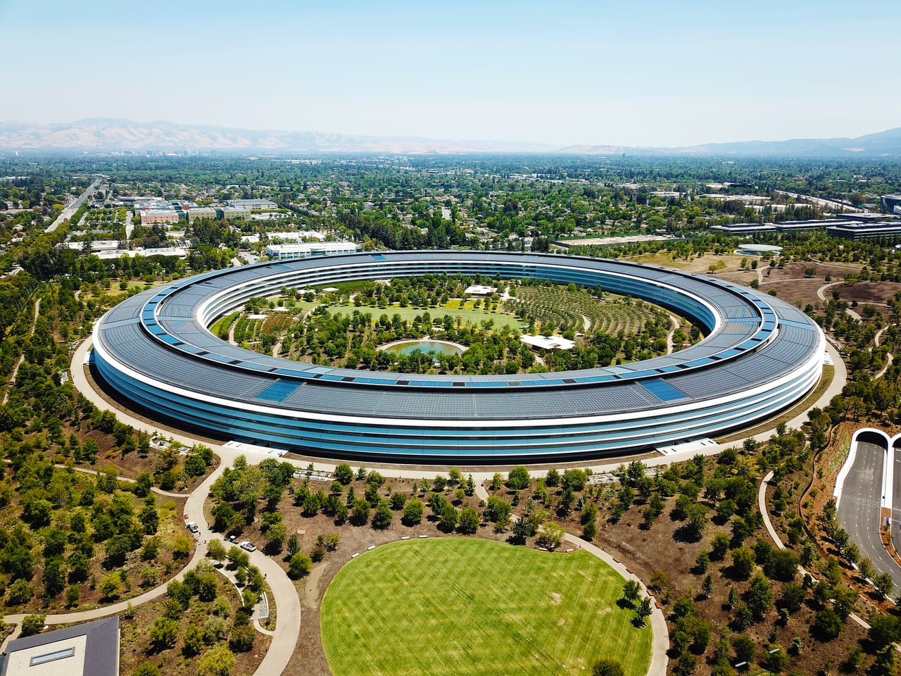 <b>Puesto 1. Apple</b>
<br>
<br>Localización: Estados Unidos.
<br>
<br>Área: tecnología.
<br>
<br>Capitalización de mercado: 2,100,000 millones de dólares.
<br>
<br>Las empresas tecnológicas tuvieron muy buenos resultados en 2021, tienen 31% del valor de todas las acciones distribuidas por las 100 compañías más grandes, mucho más que cualquier otro sector.
<br>