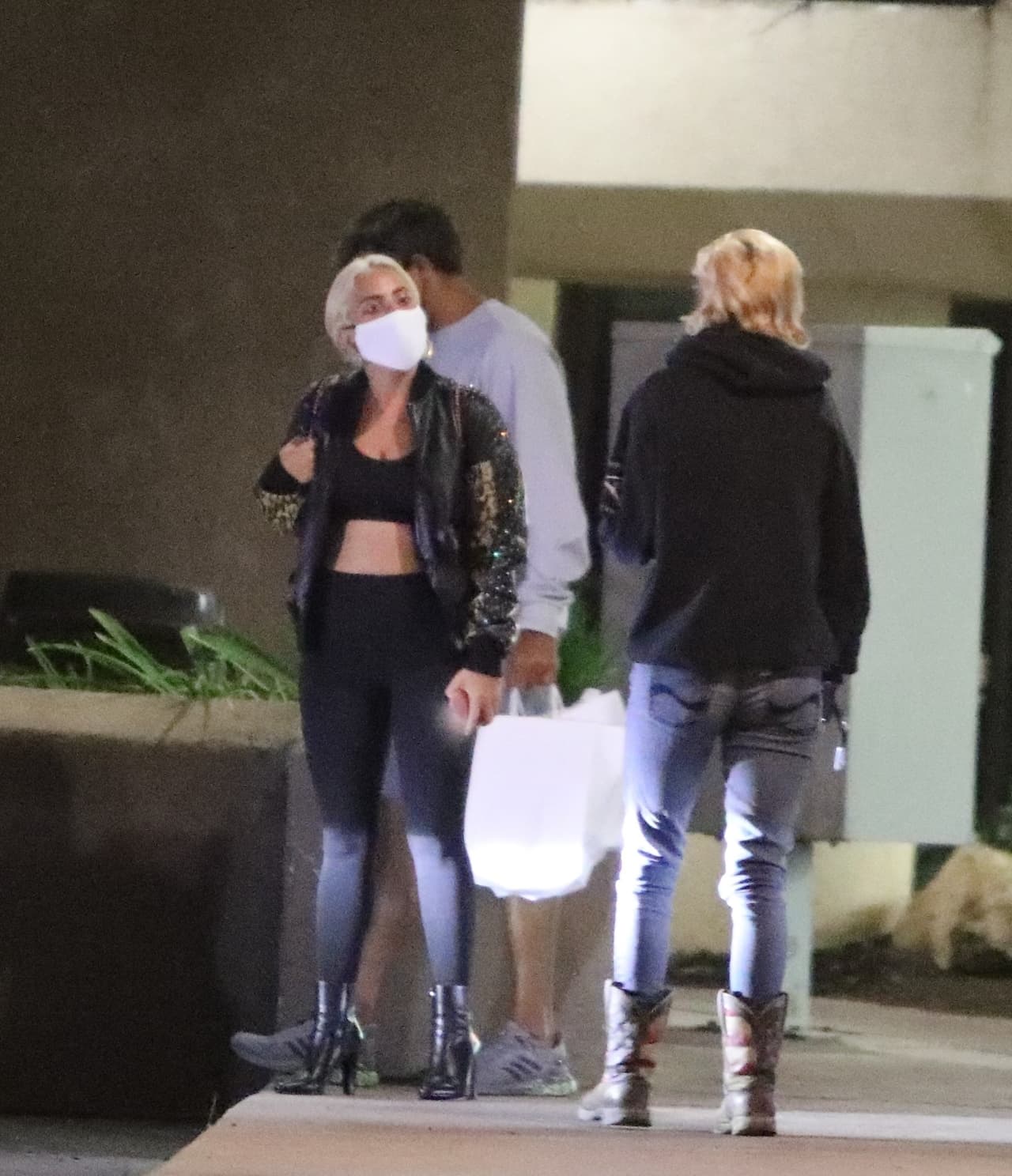 Mientras eso sucedía, los paparazzi tomaban evidencia del momento. 
<br>