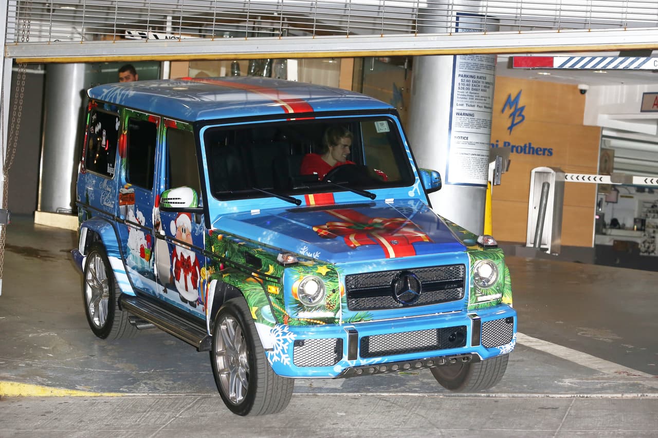 El decorado se realizó sobre la
<b> Mercedes-AMG G65 blanca </b>de 12 cilndros AMG
<b> Clase G</b> en la que 
<a href="http://uni.vi/h71T100T1ZB" target="_blank">hemos visto a Justin Bieber pasearse varias ocasiones este año</a>. Fue sometida a un proceso conocido como 
<i>wrapping</i>, el cual consiste en la aplicación de un vinil impreso sobre la carrocería.