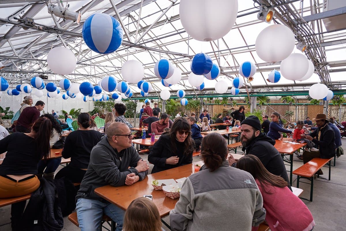 Caliéntate en este oasis interior por segundo año en el Centro de Horticultura de Fairmount Park. El destino tropical emergente ofrece diversión para todas las edades centrada en cinco activaciones: The Jungle, The Beach, The Midway, The Lawn y The Campground. Prepare un picnic romántico y relájese en el exuberante paraíso rodeado de vegetación con su pareja, donde también puede disfrutar de juegos de césped, bebidas en un bar en efectivo, comida en camiones, música en vivo y más.
<br>
<br>Dónde: Fairmount Park Horticulture Center, 100 N. Horticultural Drive.