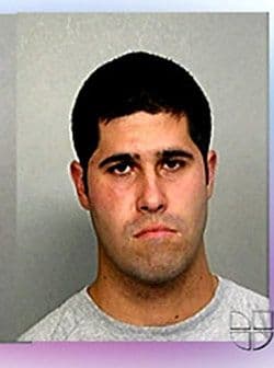 “Su ira incontrolable fue la causa de su primer arresto por violencia doméstica en agosto del año pasado” según reseña 
<b><a href="http://peopleenespanol.com/article/myrka-dellanos-temia-que-ulysses-alonso-la-degollara-mientras-dormia/"><u>People en Español.</u></a></b> Alonso fue sentenciado a un año de probatoria y tuvo que asistir a un curso de manejo de conducta.