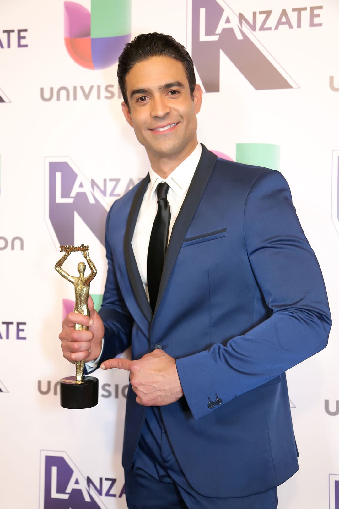 Mientras que
<b><a href="http://www.univision.com/temas/juan-vidal"> Juan Vidal</a></b> se coronó como
<b> 'Mejor Actor de Reparto'</b> por su personaje en 
<b><a href="http://www.univision.com/novelas/vino-el-amor">'Vino el amor'</a></b>.