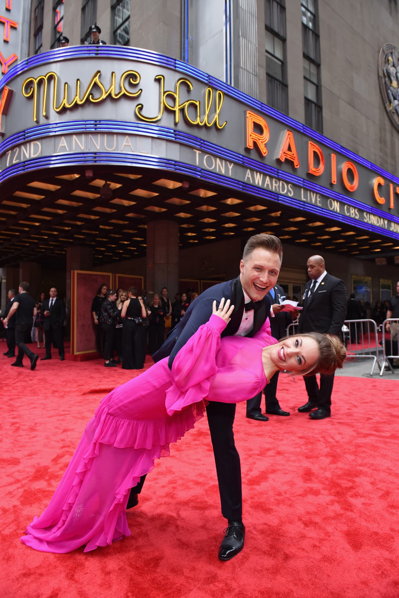 El Radio City Music Hall de Nueva York recibió a lo mejor del teatro norteamericano en su temporada 2016-2017, toda una fiesta y el ejemplo de esto lo pusieron los actores de Broadway Laura Osnes and Nathan Johnson, quienes se enamoraron en la obra musical de Disney, 'Aladdin'.