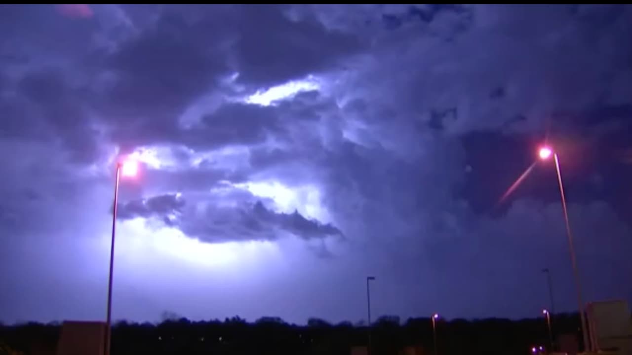 La razón por la cual no hay sirenas de alerta es porque los tornados en el sureste de Texas son débiles y de corta duración, aunque no por esto hay que subestimar su riesgo de destrucción.