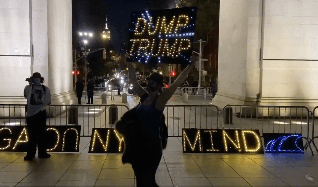 Mientras sigue el conteo de votos, decenas celebran ventaja de Biden en Nueva York