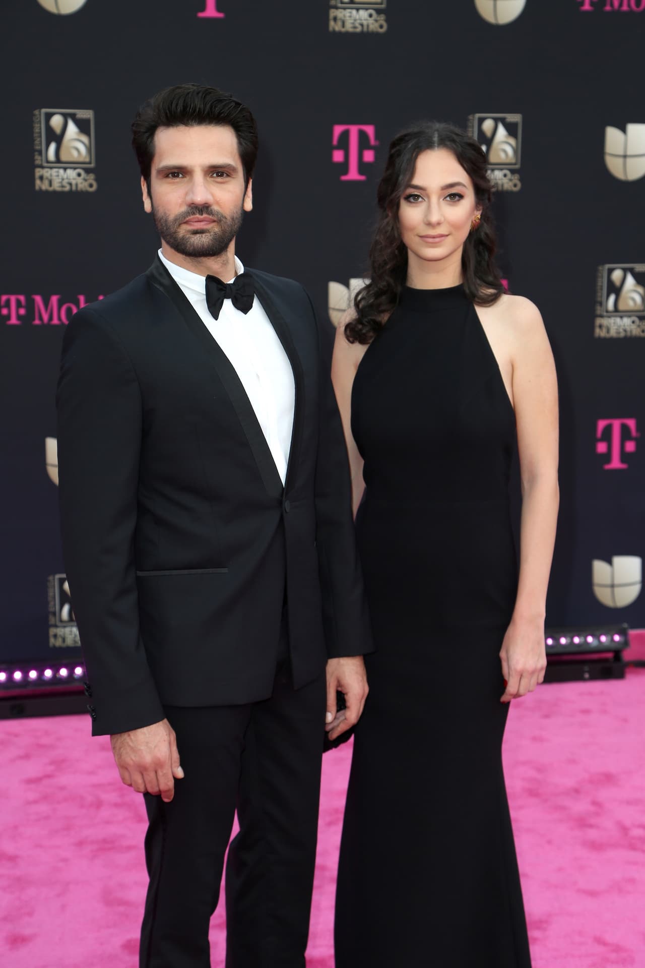 En su debut en la alfombra magenta de Premio Lo Nuestro 2020,
<b>Kaan Urgancıoğlu</b>, protagonista de la telenovela
<b>Amor eterno</b>, llegó junto a su novia, Zeynep Oynak.