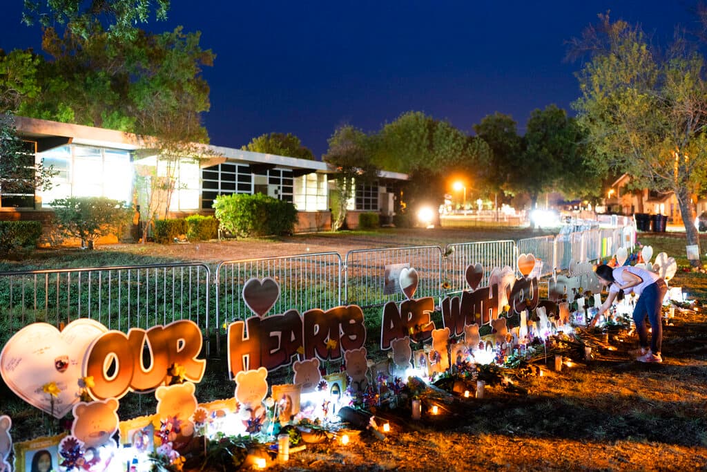 Una mujer visita un 
<a href="https://www.univision.com/local/san-antonio-kwex/cientos-de-personas-continuan-llegando-al-memorial-en-uvalde-en-apoyo-de-las-victimas-del-tiroteo-en-la-primaria-robb-video">monumento en la Escuela Primaria Robb</a> en Uvalde, Texas, para presentar sus respetos a las víctimas que murieron en el tiroteo escolar.