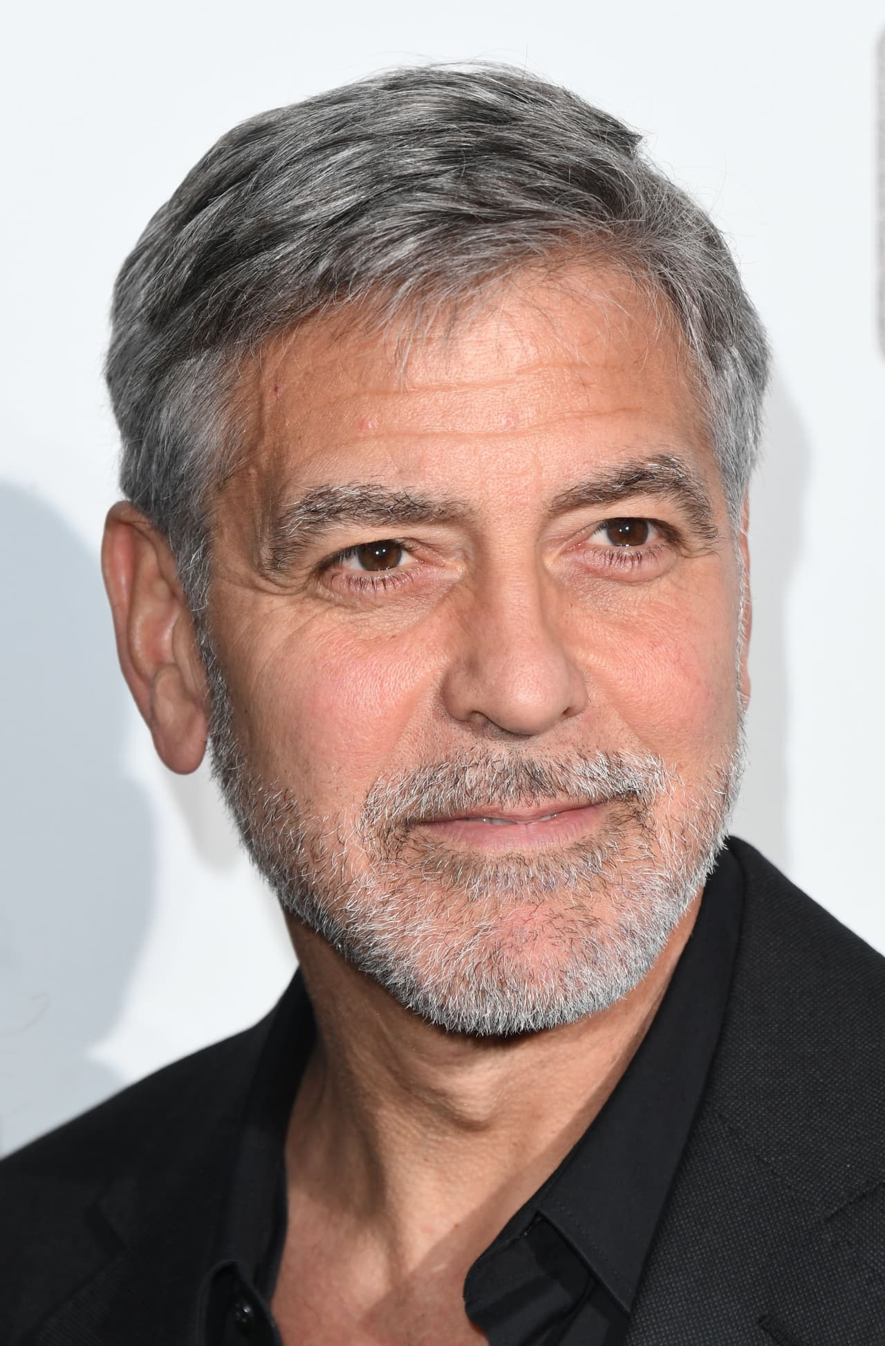 Aunque hace un par de años, George Clooney se coronó con el primer lugar del 'Greek golden ratio of geauty phi', en 2020, el actor de 58 años descendió cuatro puestos, al colocarse en la quinta posición. En 2018 contó con los rasgos más perfectos del mundo; sin embargo, el paso de los años lo derrocaron: "Sigue siendo un hombre 
<b>intensamente bello</b>, pero ha perdido volumen en su rostro e, inevitablemente, ha caído alrededor de los ojos", 
<b><a href="https://www.dailymail.co.uk/femail/article-7962219/Robert-Pattinson-handsome-man-world-according-science.html" target="_blank">explicó el doctor</a></b>. En esta ocasión su porcentaje fue de 89.91 puntos.