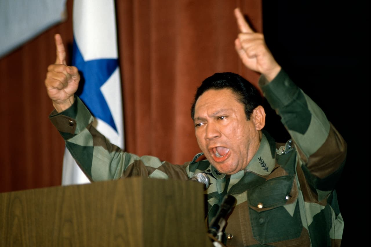 <b>El general Manuel Antonio Noriega</b> (1983 - 1989), en el Atlapa Convention Center, Panamá. Noriega sería sacado del poder a fines de 1989 con la invasión estadounidense del itsmo.