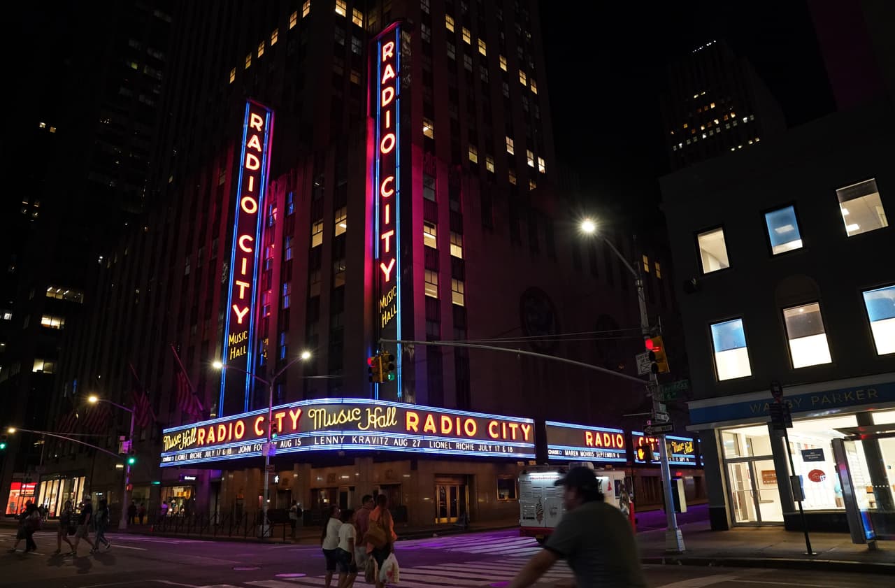 Todos los locales de Nueva York tienen ahora la opción de operar al 100% de su capacidad sólo para personas totalmente vacunadas, anunció el miércoles el gobernador Andrew Cuomo.