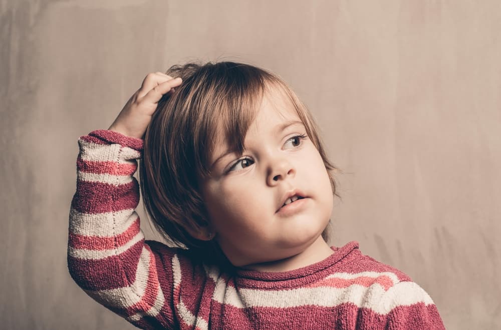 Se nota cuando se les pregunta algo que requiere mayor concentración para contestar, hay una pausa, se tocan la cabeza y luego contestan.
<br>Se observa con más frecuencia en el signo de 
<b>Aries</b>.