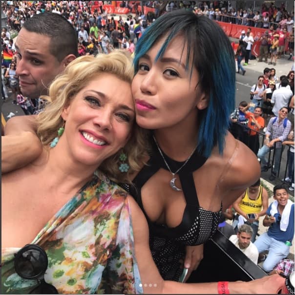 Cynthia Klitbo llegó temprano a la marcha gay y ahí se encontró con la actriz porno Luna Bella, con la que compartió el recorrido de toda la marcha.
