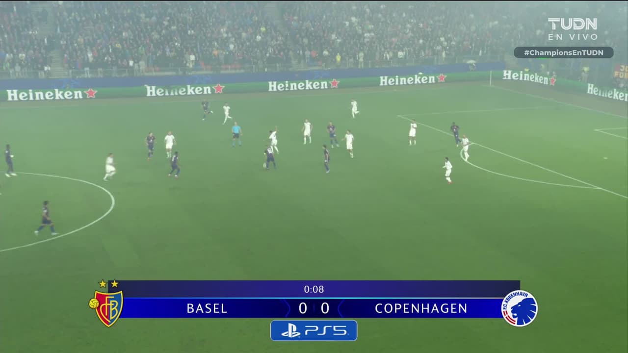 Arranca el partido y la pelota está en juego.