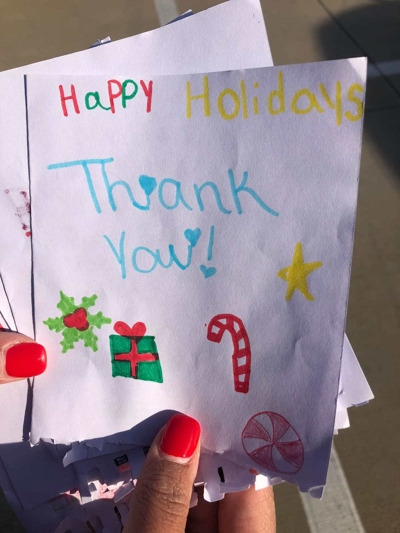 Algunos niños también le hicieron tarjetas de Navidad en señal de agradecimiento. 
<br>