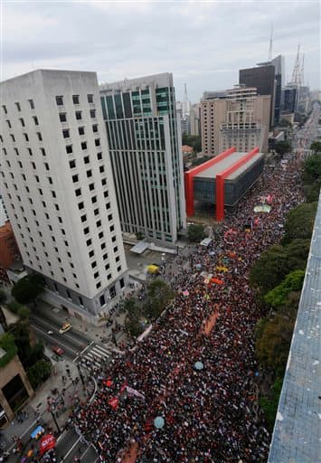 Muchos manifestantes vestían de rojo, el color del Partido de los Trabajadores (PT), al que pertenece Rousseff.
