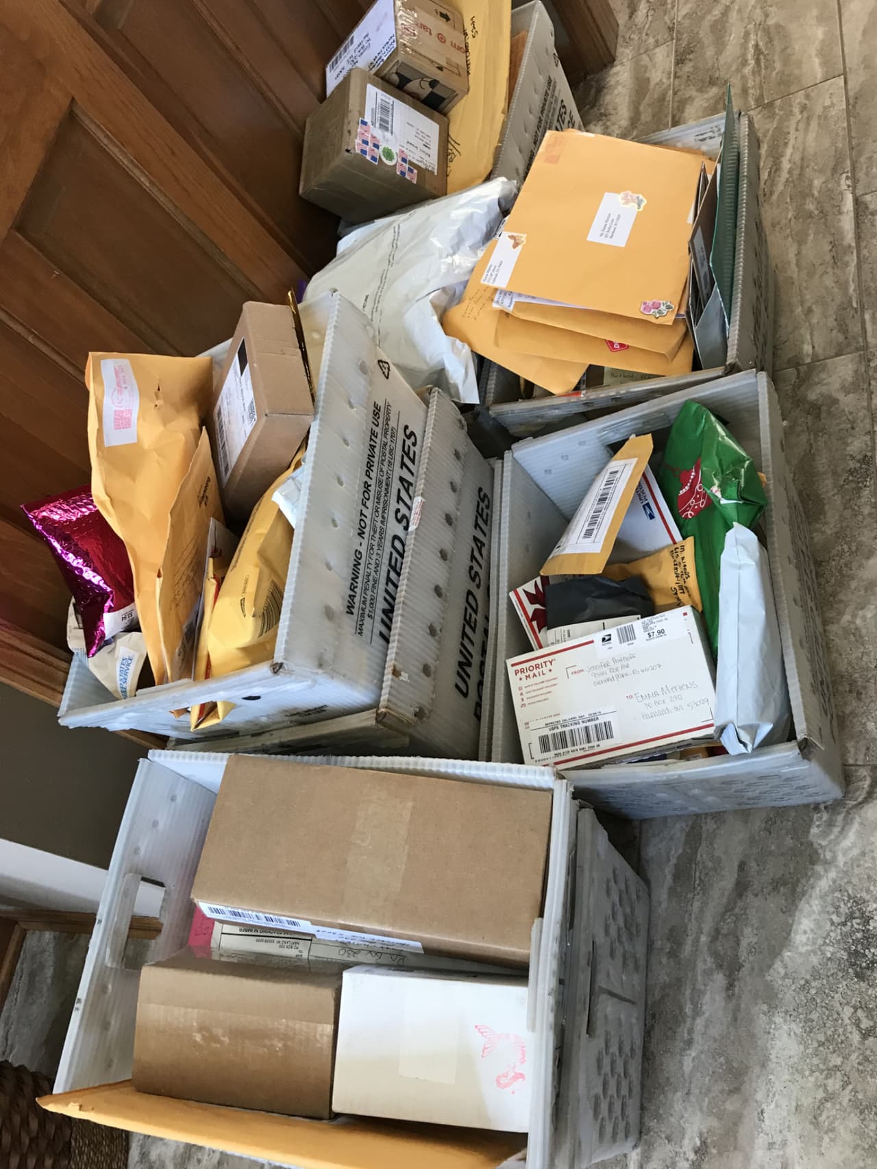 La casa de los Mertens se inundó con sobres, cartas, paquetes y cajas de correo que vienen de todas partes del mundo.