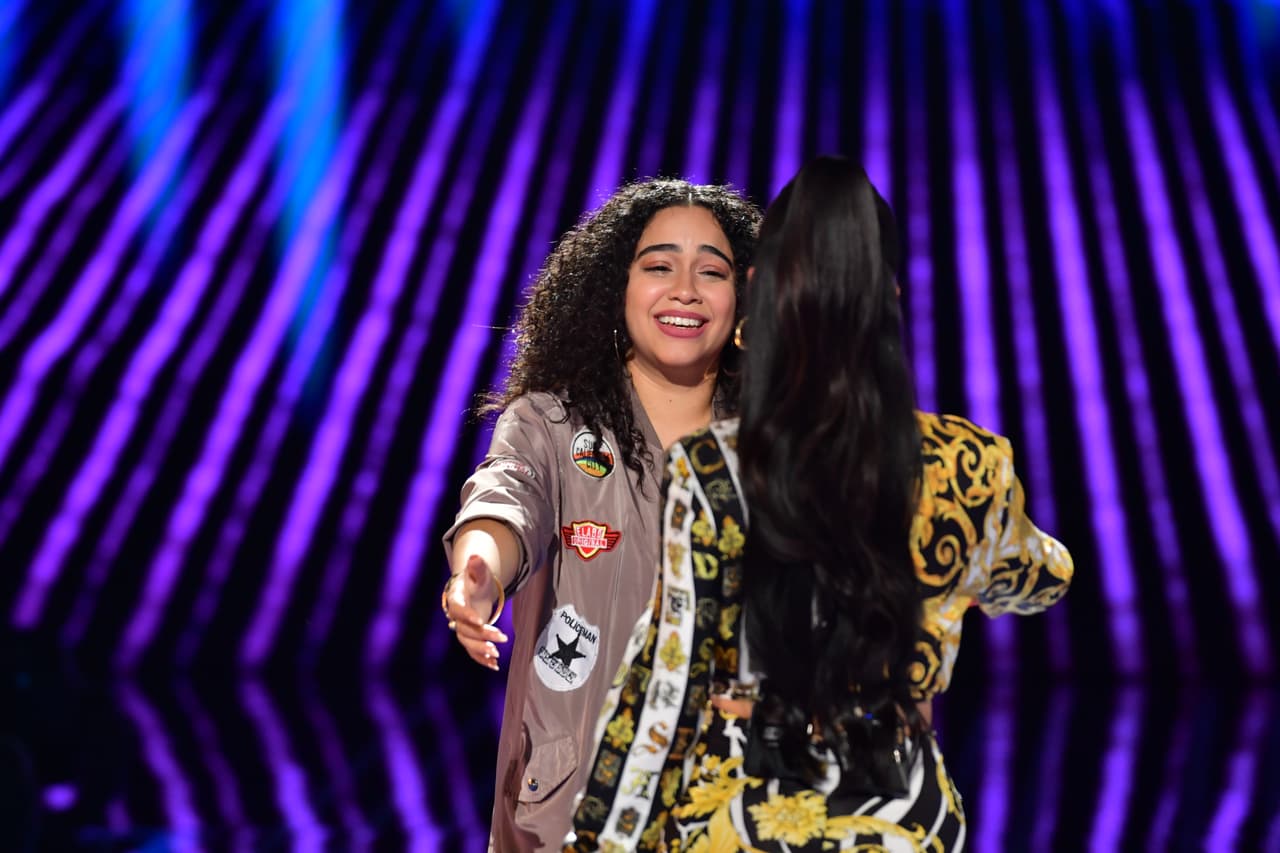 Los jueces se conmovieron con su historia de vida. Mientras Olga Tañón se declaró su admiradora, a Natti Natasha se le llenaron los ojos de lágrimas. Después de que fue aceptada para seguir formando parte de la competencia, la intérprete dominicana de inmediato se levantó de su silla de juez para ir a abrazarla.