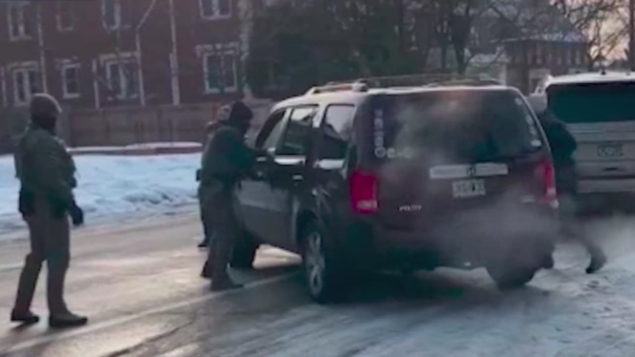 Aumenta la exigencia a ICE para que sus agentes usen cámaras corporales durante detenciones