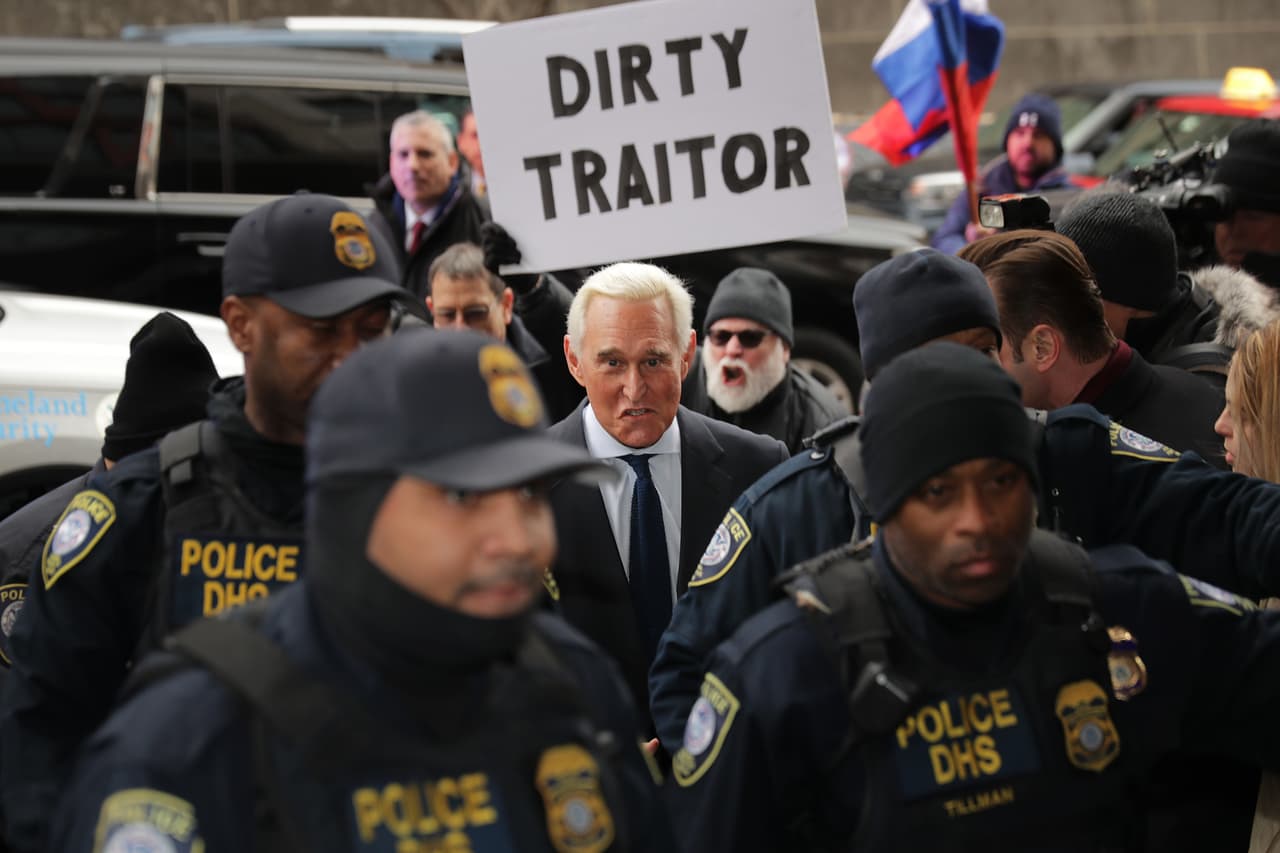 <b>Roger Stone se declara inocente.</b> El exasesor de Donald Trump que fue arrestado por el FBI y fue liberado bajo fianza, se declaró el pasado martes inocente de los cargos de obstrucción a la justicia, manipulación de testigos y declaraciones falsas en el marco del 'Rusiagate', la investigación sobre la supuesta colusión entre la campaña del presidente y Moscú. Stone se presentó en una corte del Distrito de Columbia, después de que tras su detención en su casa de Fort Lauderdale, Florida, un juez lo liberó con una fianza de 250,000 dólares. "Sucio traidor", dice un letrero de uno de los manifestantes contra Stone. 29 de enero.
