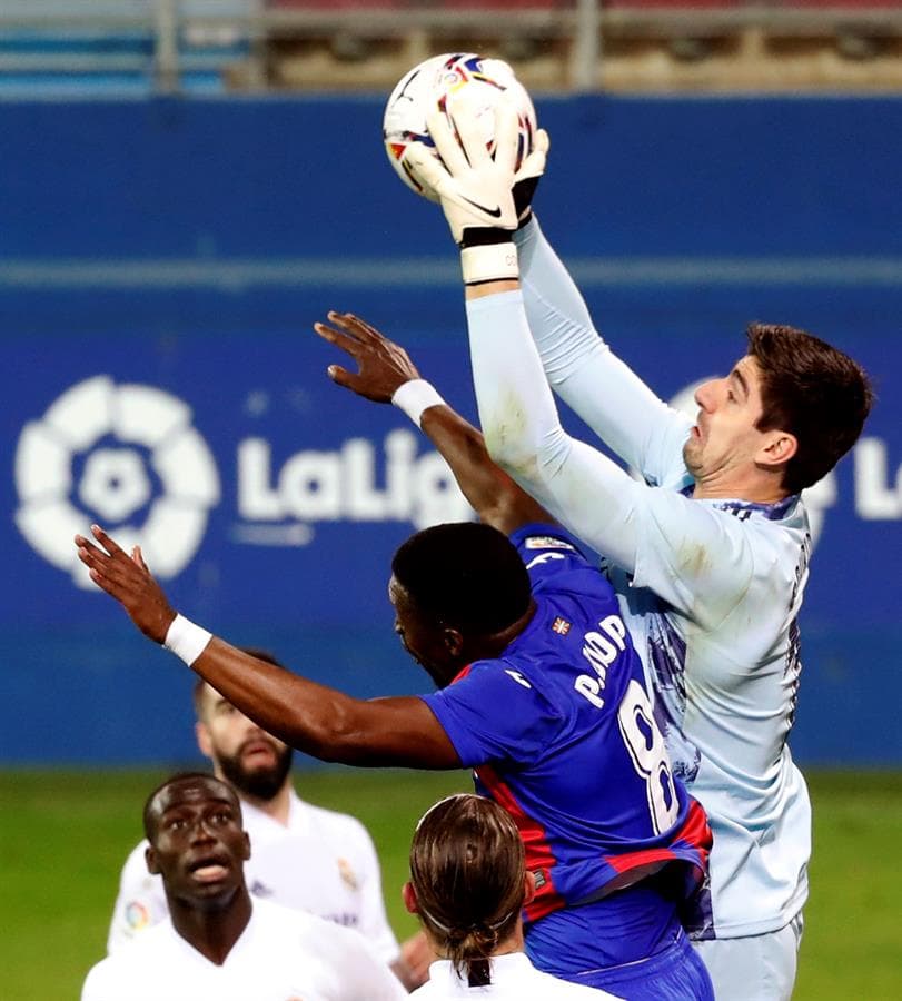 Real Madrid se impone ante el Eibar 3-1 en la Jornada 14 de LaLiga. Karim Benzemá abrió el marcador al minuto 6, cuando seguido cayó el gol de su compañero Luka Modric. Kike García, al minuto 28, anotaba el único tanto para los 'Armeros' y es hasta el minuto 92 cuando Lucas Vázquez pone la cereza en el pastel para el triunfo del equipo merengue.